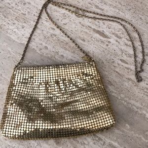 Gold purse 👛 very vintage looking